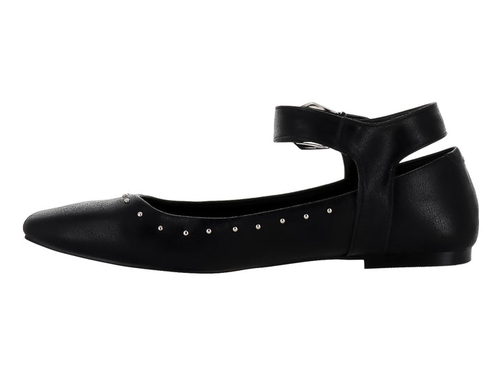 Zapato plano negro con correa, hebilla plateada y pequeños detalles metálicos laterales.