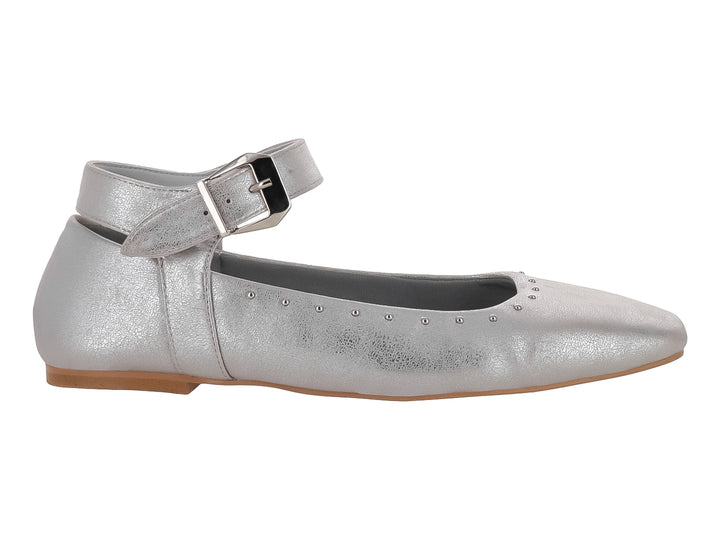 Zapato plano color plata brillante para niña con correa y hebilla en el tobillo.