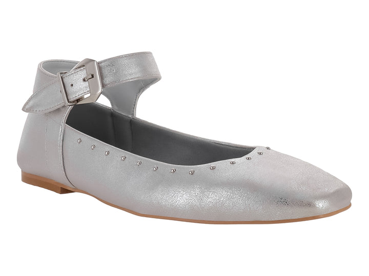 Zapato plano color plata brillante para niña con correa y hebilla en el tobillo.