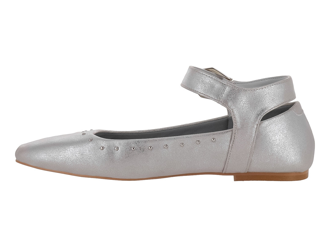 Zapato plano color plata brillante para niña con correa y hebilla en el tobillo.