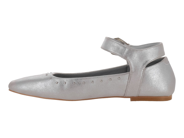 Zapato plano color plata brillante para niña con correa y hebilla en el tobillo.