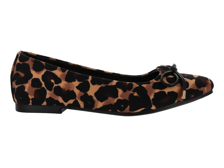 Zapato plano con estampado de guepardo en tonos marrón y negro con un pequeño moño decorativo al frente.
