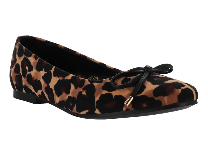 Zapato plano con estampado de guepardo en tonos marrón y negro con un pequeño moño decorativo al frente.