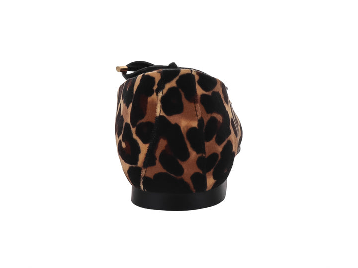 Zapato plano con estampado de guepardo en tonos marrón y negro con un pequeño moño decorativo al frente.