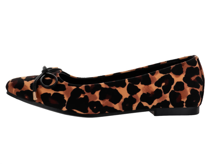 Zapato plano con estampado de guepardo en tonos marrón y negro con un pequeño moño decorativo al frente.