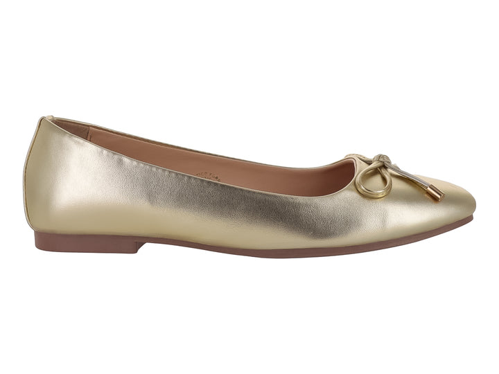 Zapato plano tipo baleta en color oro metálico con detalle de moño decorativo en la parte frontal.