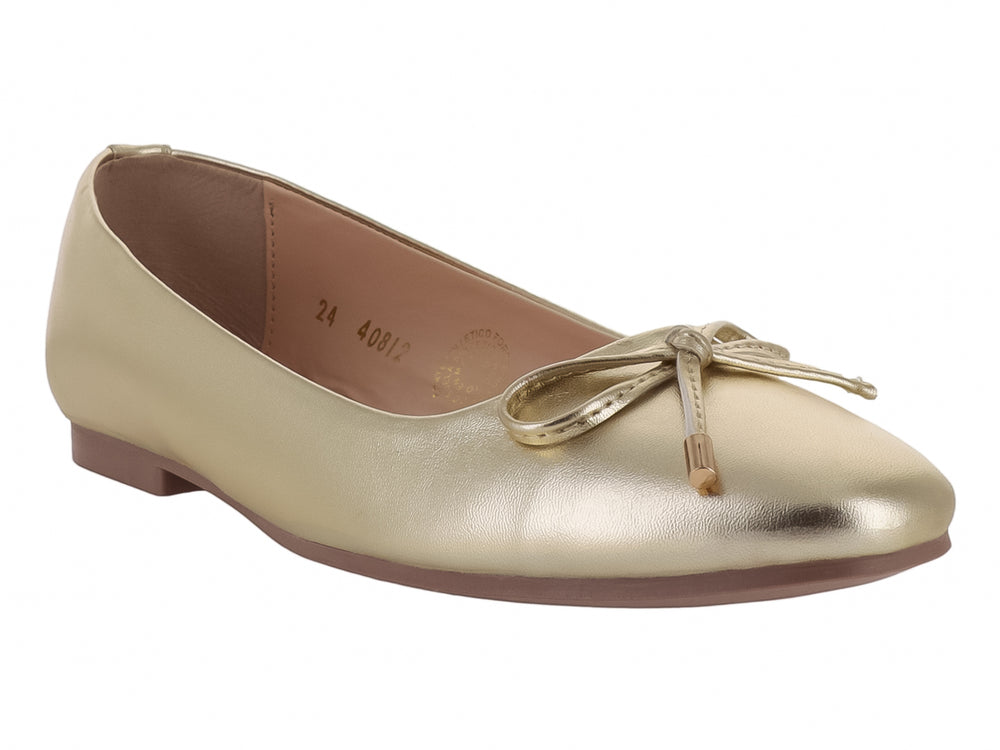 Zapato plano tipo baleta en color oro metálico con detalle de moño decorativo en la parte frontal.