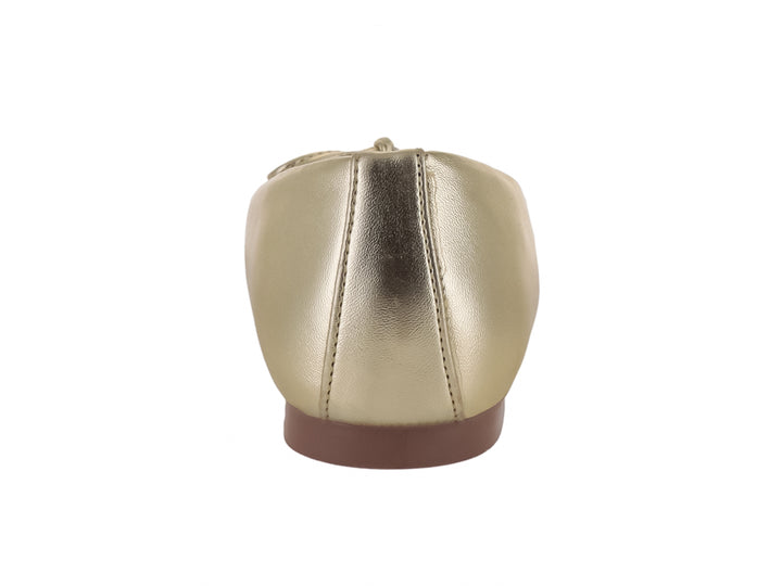 Zapato plano tipo baleta en color oro metálico con detalle de moño decorativo en la parte frontal.