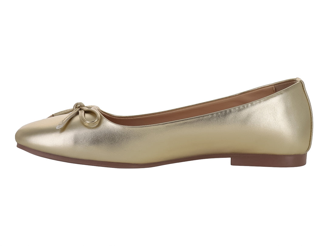 Zapato plano tipo baleta en color oro metálico con detalle de moño decorativo en la parte frontal.