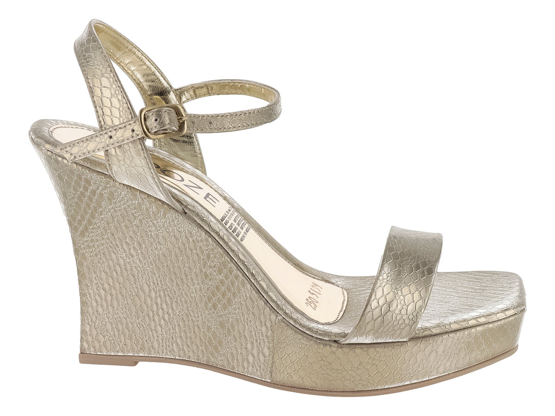 Sandalia de plataforma wedge color oro con textura de piel de serpiente y correa al tobillo para mujer.