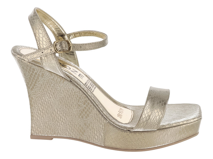 Sandalia de plataforma wedge color oro con textura de piel de serpiente y correa al tobillo para mujer.
