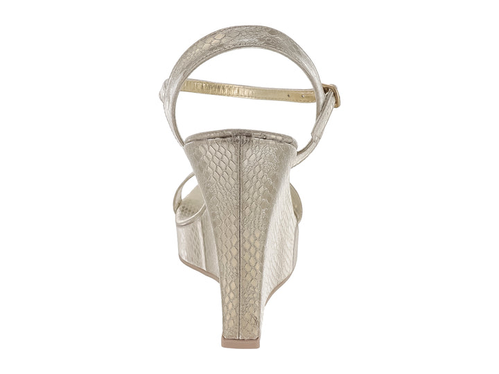 Sandalia de plataforma wedge color oro con textura de piel de serpiente y correa al tobillo para mujer.
