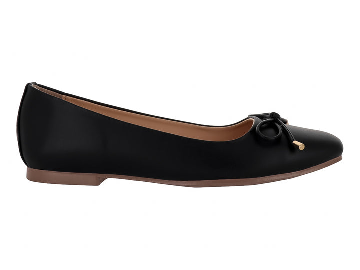 Zapato plano negro de cuero con detalle de moño dorado en la punta.
