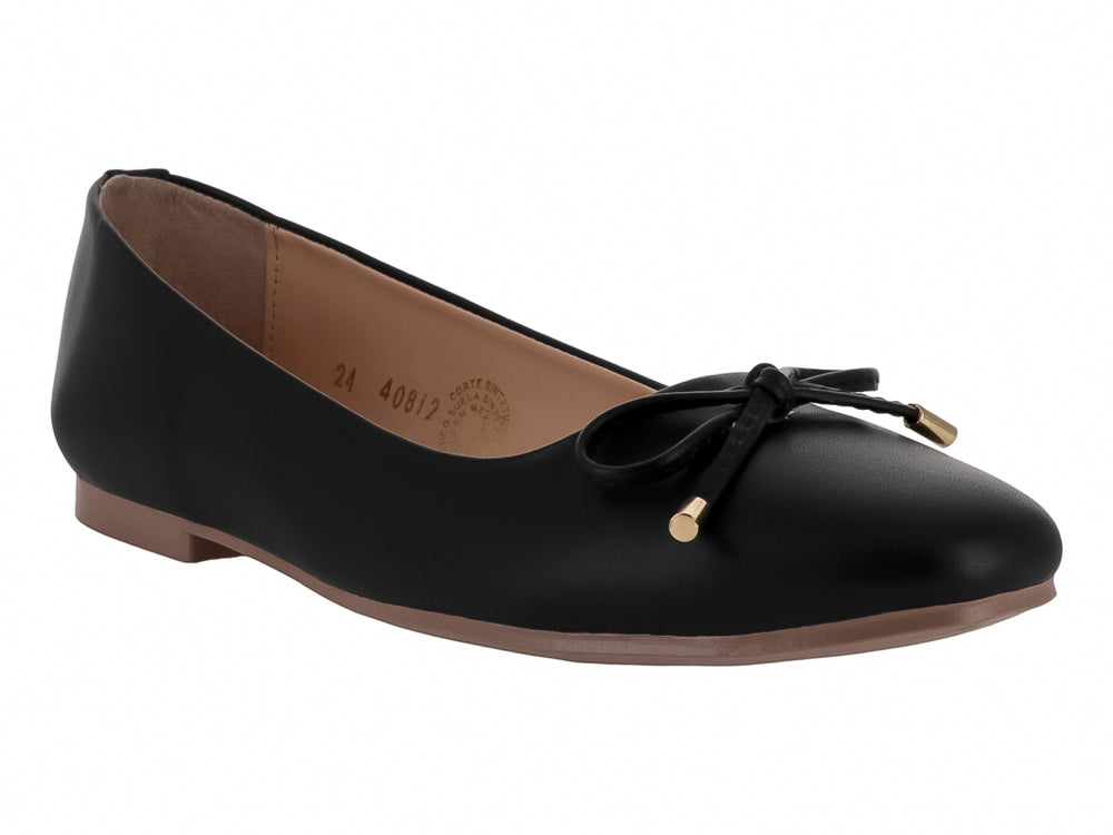 Zapato plano negro de cuero con detalle de moño dorado en la punta.