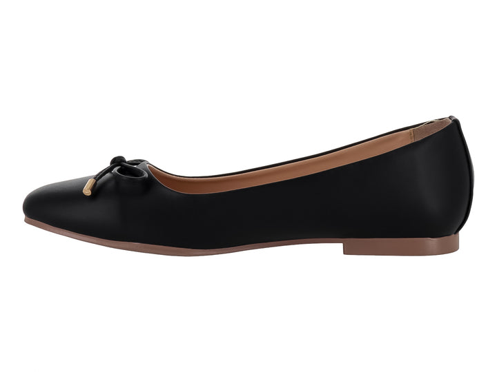 Zapato plano negro de cuero con detalle de moño dorado en la punta.