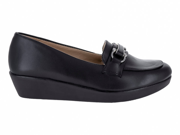 Zapato plano color negro con plataforma y detalle de hebilla plateada en la parte superior.