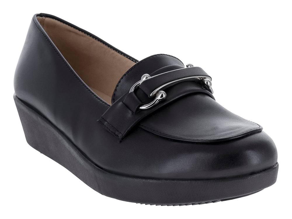 Zapato plano color negro con plataforma y detalle de hebilla plateada en la parte superior.