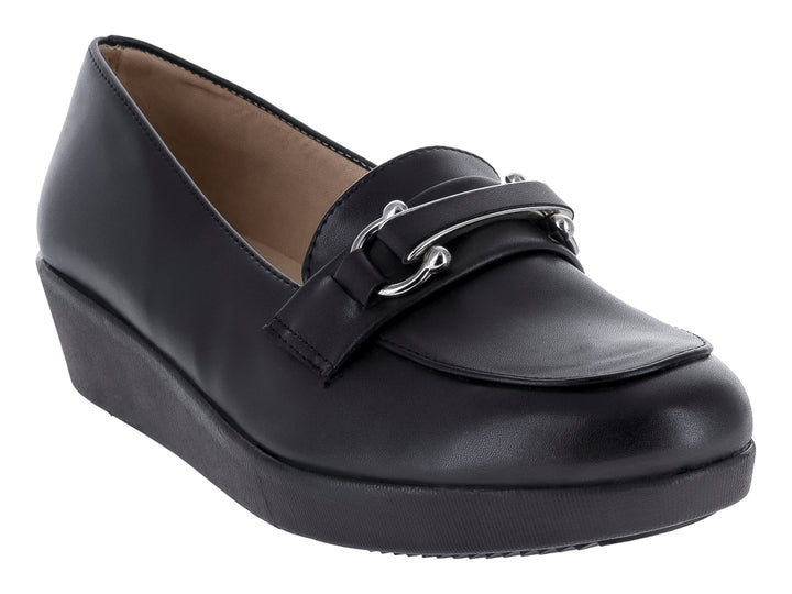 Zapato plano color negro con plataforma y detalle de hebilla plateada en la parte superior.