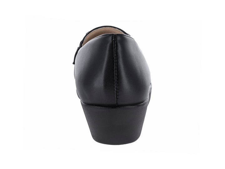 Zapato plano color negro con plataforma y detalle de hebilla plateada en la parte superior.