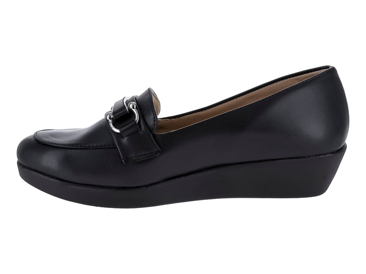 Zapato plano color negro con plataforma y detalle de hebilla plateada en la parte superior.
