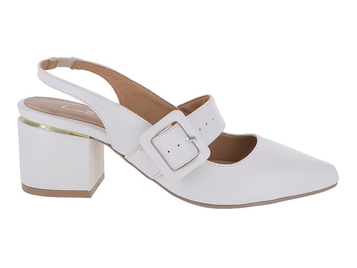 Zapato blanco de tacón cuadrado con hebilla decorativa frontal y correa posterior tipo slingback.