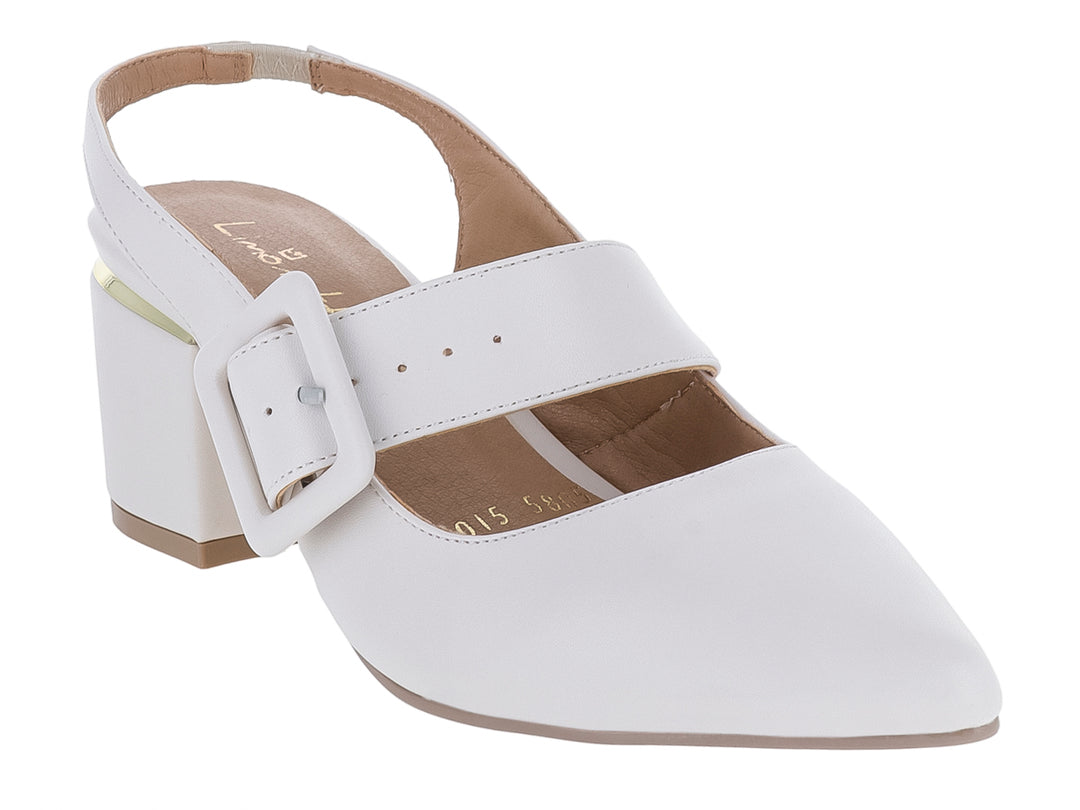 Zapato blanco de tacón cuadrado con hebilla decorativa frontal y correa posterior tipo slingback.