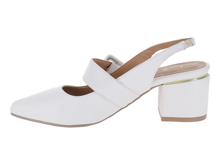 Zapato blanco de tacón cuadrado con hebilla decorativa frontal y correa posterior tipo slingback.