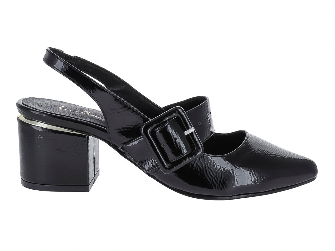 Zapato negro de charol arrugado con tacón cuadrado y hebilla decorativa.