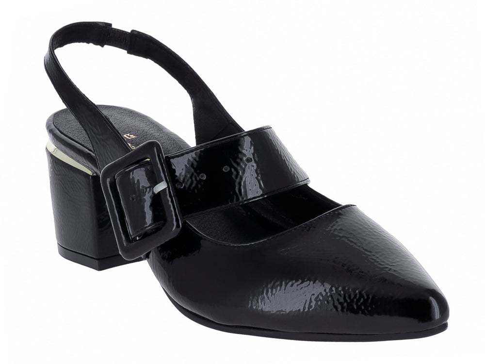 Zapato negro de charol arrugado con tacón cuadrado y hebilla decorativa.