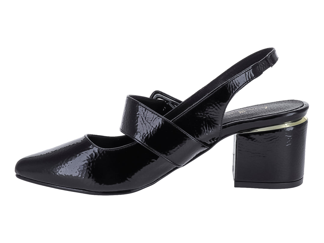 Zapato negro de charol arrugado con tacón cuadrado y hebilla decorativa.