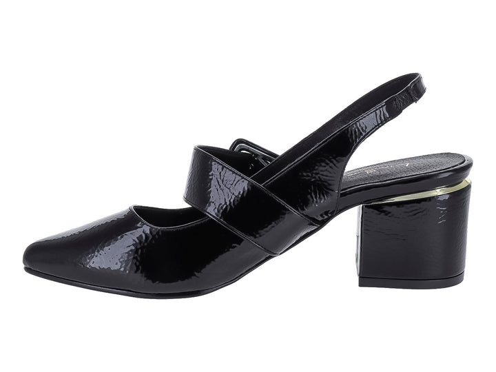 Zapato negro de charol arrugado con tacón cuadrado y hebilla decorativa.