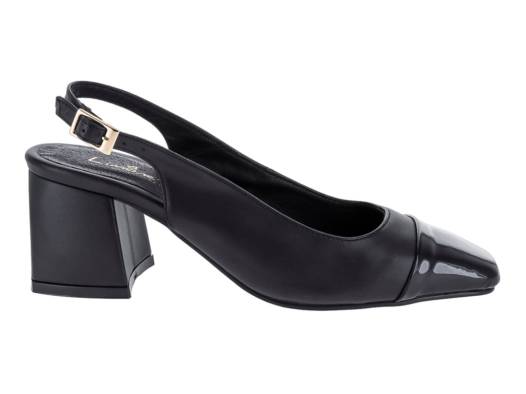 Zapato negro de tacón cuadrado con punta de charol y correa ajustable en el talón.