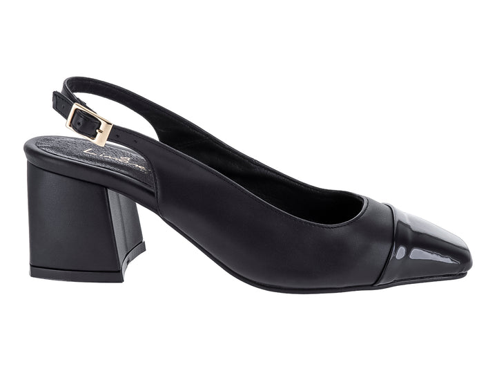 Zapato negro de tacón cuadrado con punta de charol y correa ajustable en el talón.