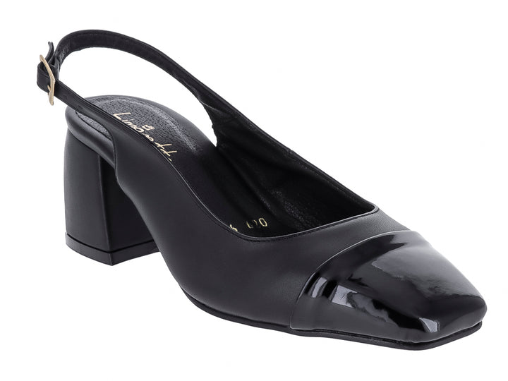 Zapato negro de tacón cuadrado con punta de charol y correa ajustable en el talón.