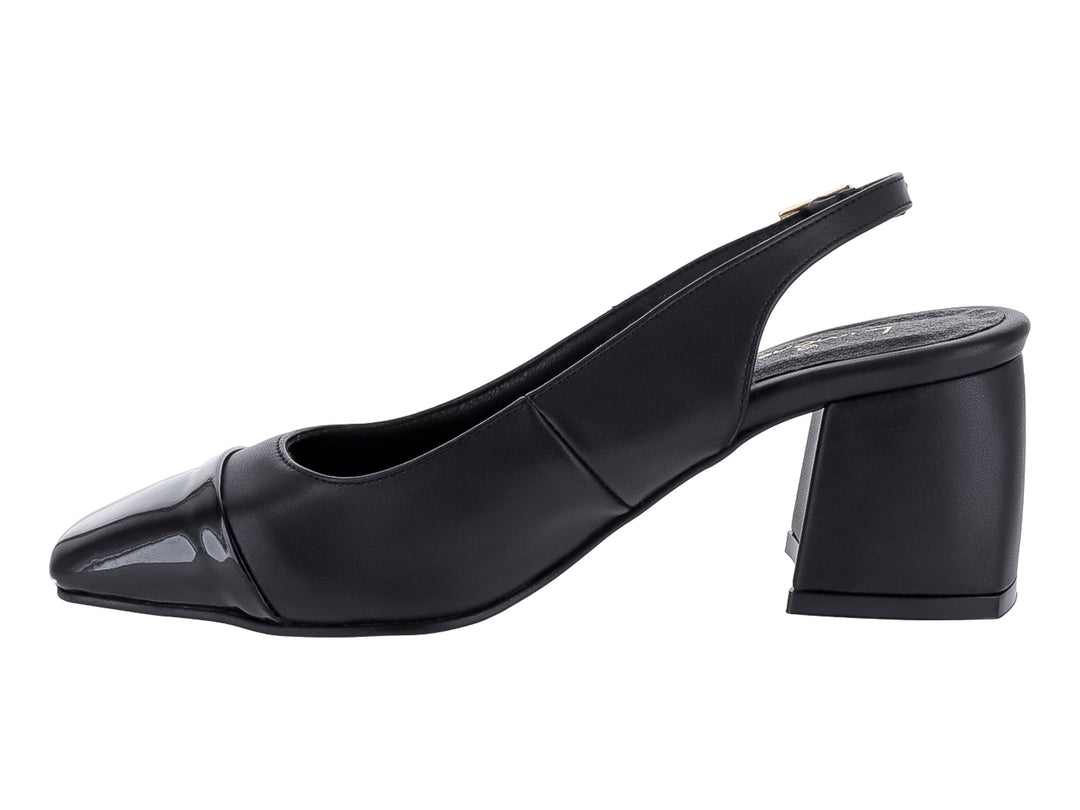 Zapato negro de tacón cuadrado con punta de charol y correa ajustable en el talón.