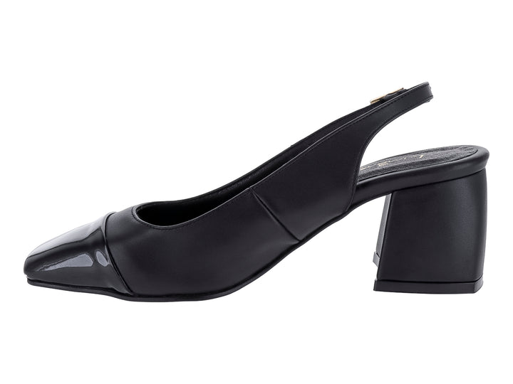 Zapato negro de tacón cuadrado con punta de charol y correa ajustable en el talón.