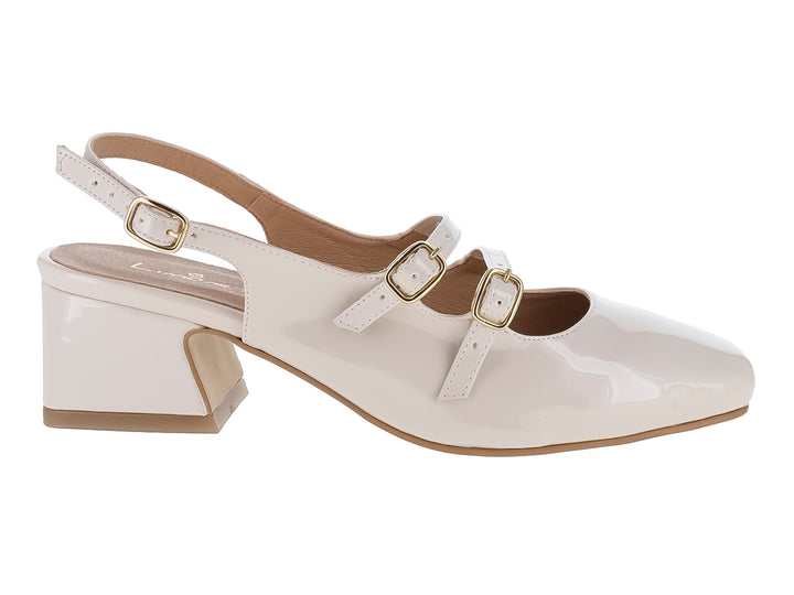 Zapato cerrado de charol color beige con tacón bloque y correas con hebillas doradas.
