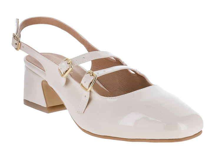 Zapato cerrado de charol color beige con tacón bloque y correas con hebillas doradas.