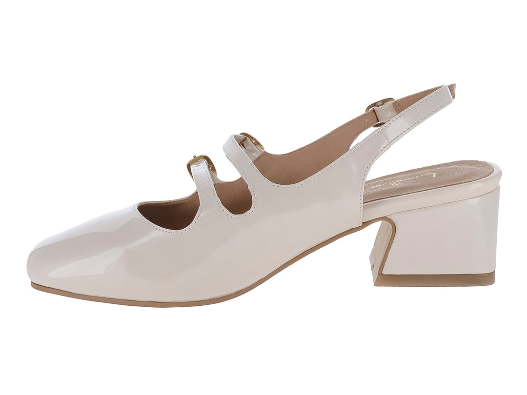 Zapato cerrado de charol color beige con tacón bloque y correas con hebillas doradas.