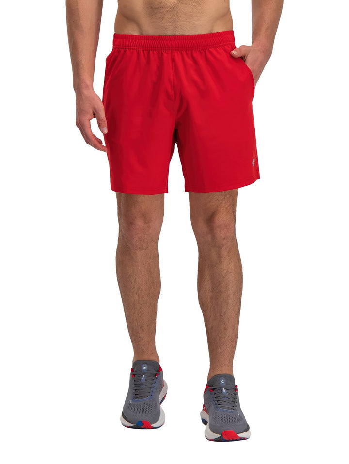 Hombre vistiendo shorts deportivos color rojo de la marca Charly.