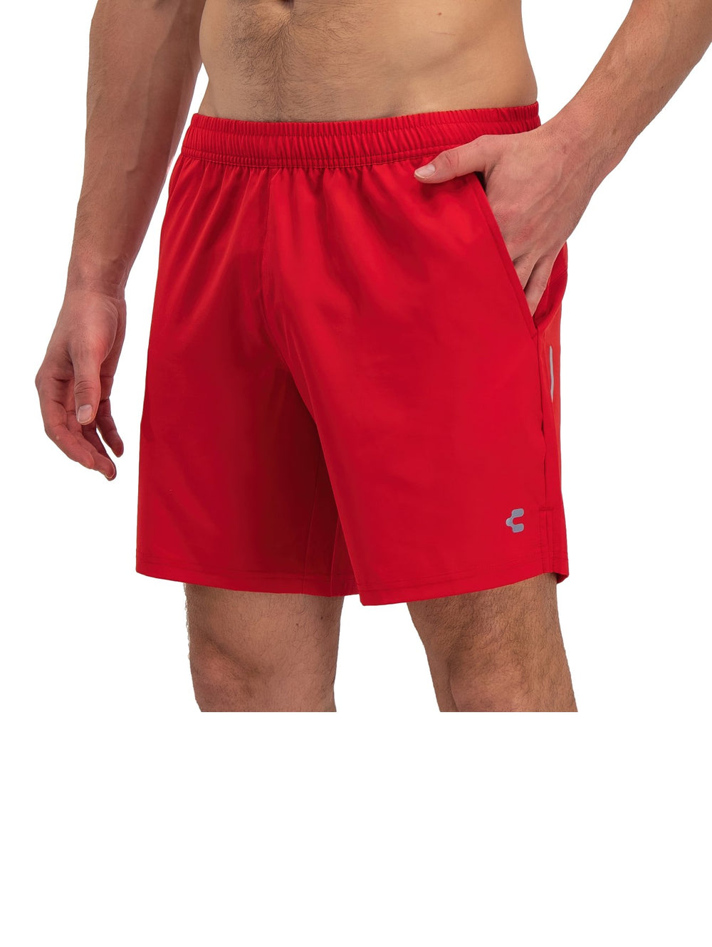 Hombre vistiendo shorts deportivos color rojo de la marca Charly.