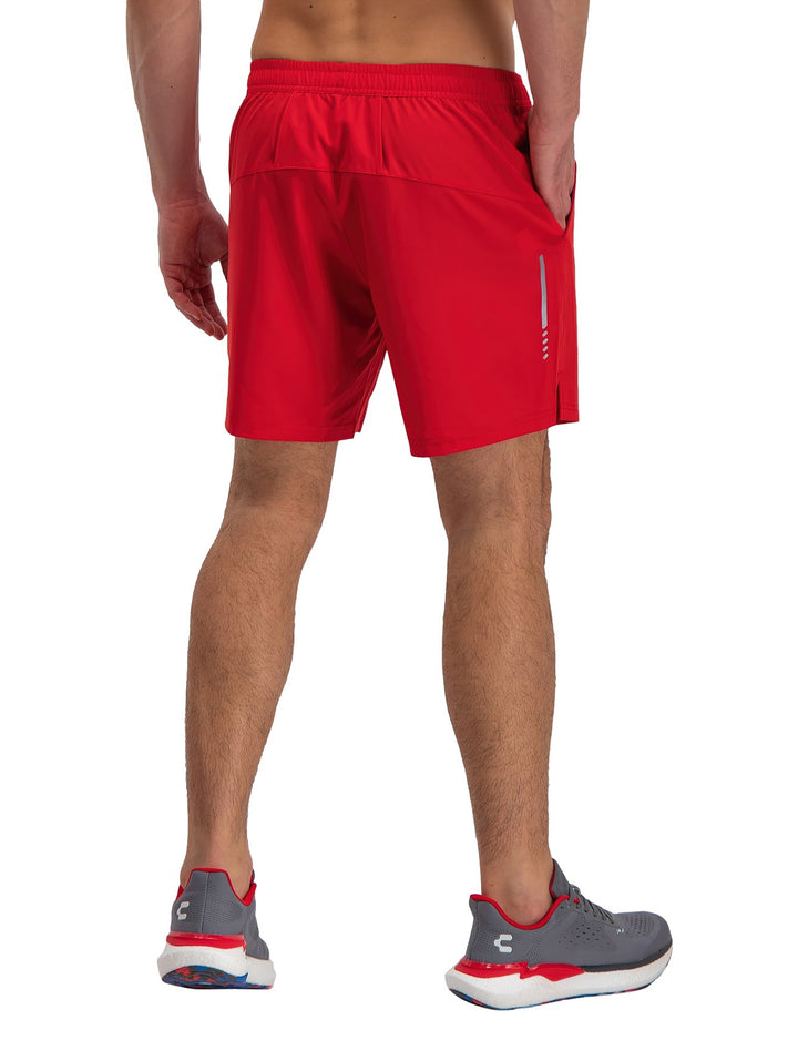 Hombre vistiendo shorts deportivos color rojo de la marca Charly.