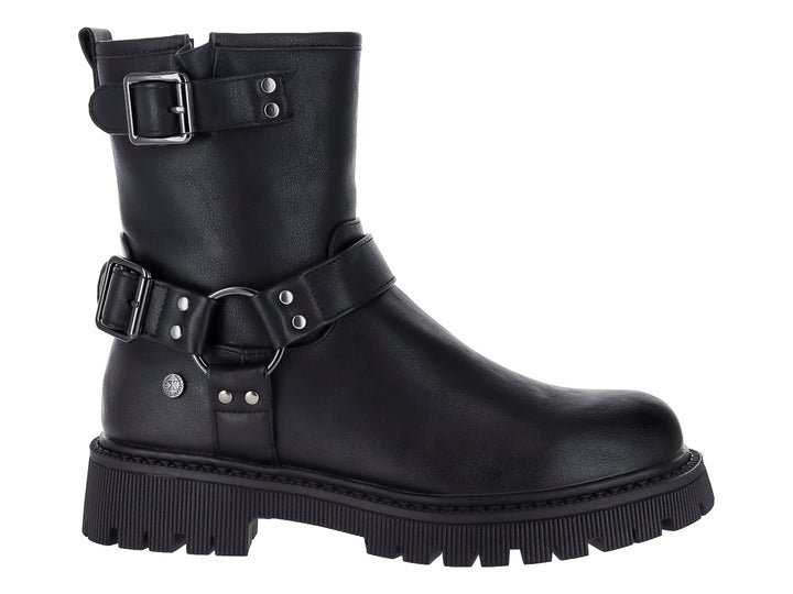 Bota negra de caña media con suela track gruesa y detalles de correas con hebillas plateadas.