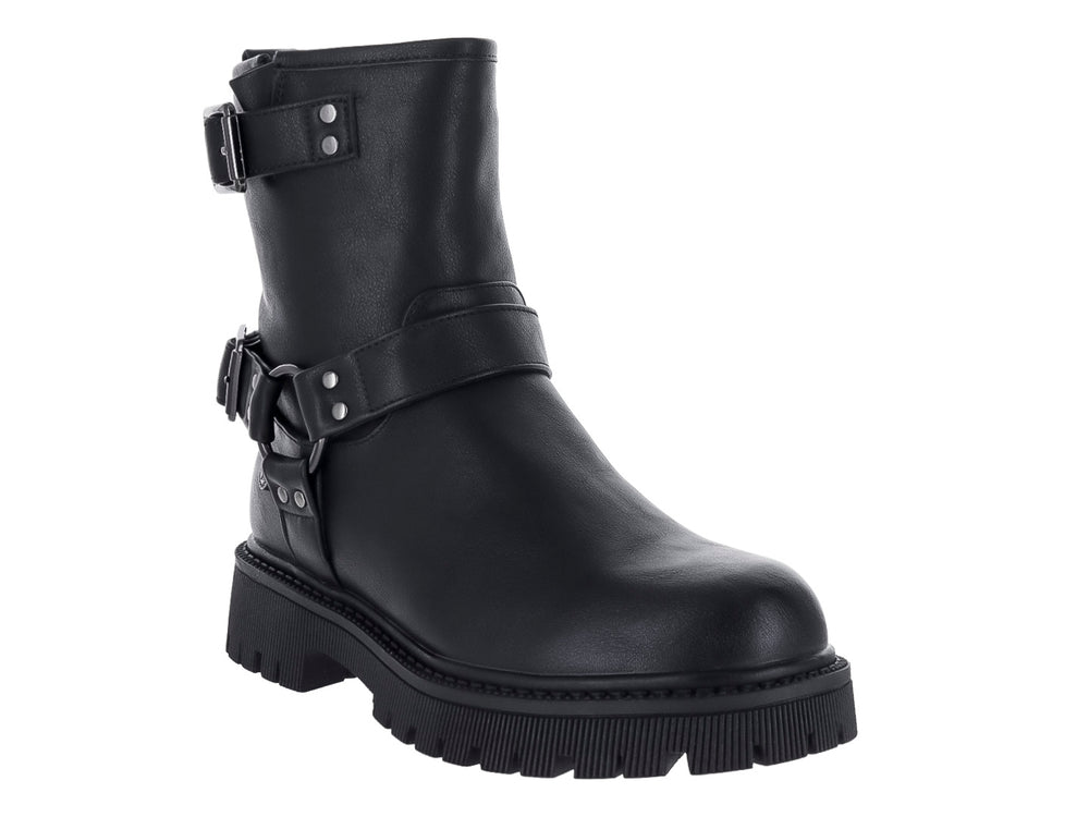 Bota negra de caña media con suela track gruesa y detalles de correas con hebillas plateadas.