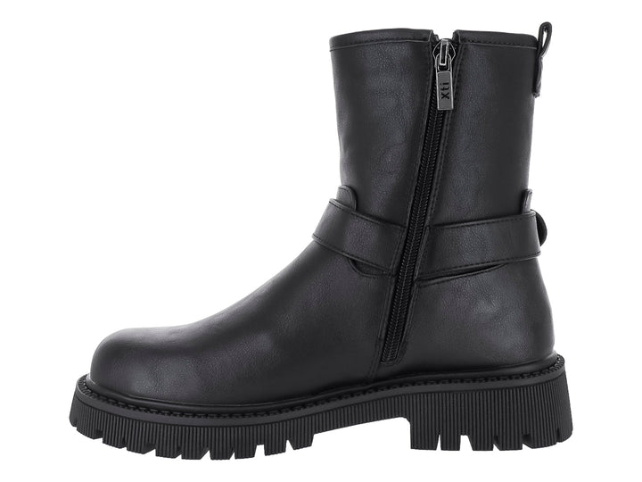 Bota negra de caña media con suela track gruesa y detalles de correas con hebillas plateadas.