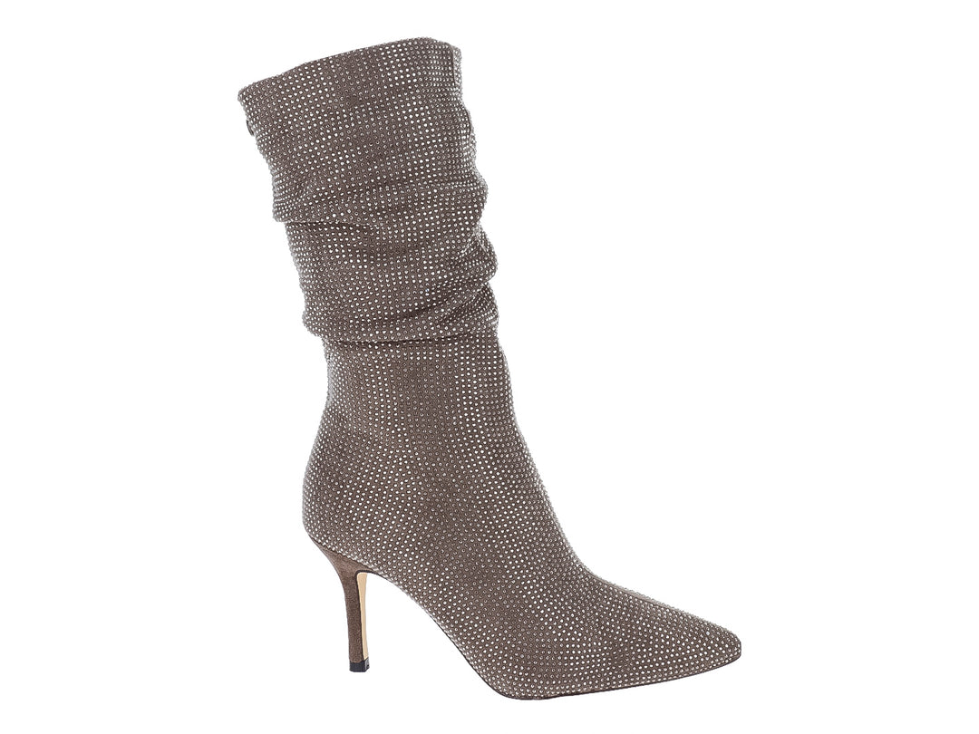Bota de tacón alto color gris plomo con punta afilada y detalles de pequeños puntos blancos.