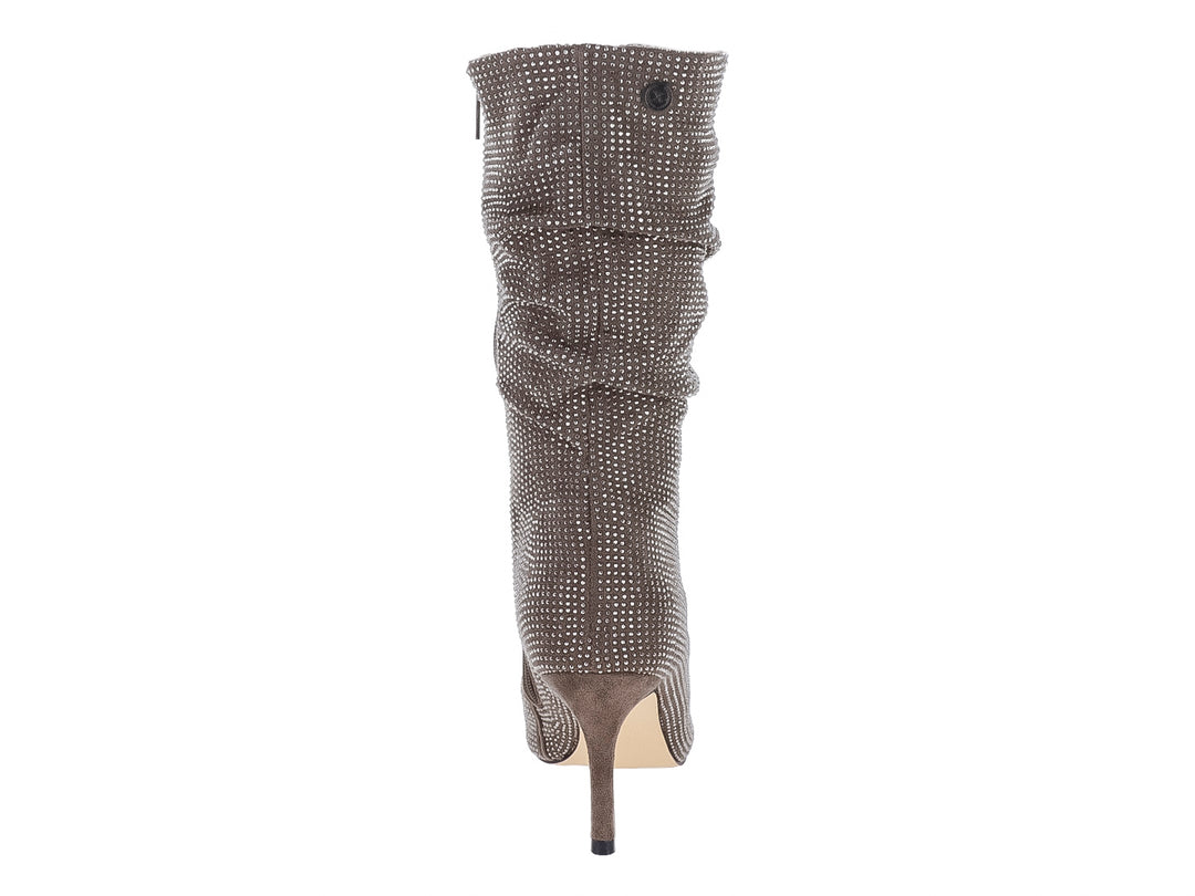 Bota de tacón alto color gris plomo con punta afilada y detalles de pequeños puntos blancos.