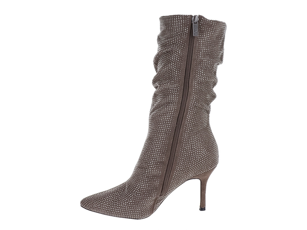 Bota de tacón alto color gris plomo con punta afilada y detalles de pequeños puntos blancos.