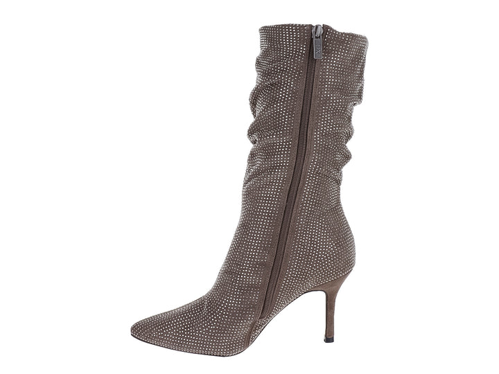 Bota de tacón alto color gris plomo con punta afilada y detalles de pequeños puntos blancos.