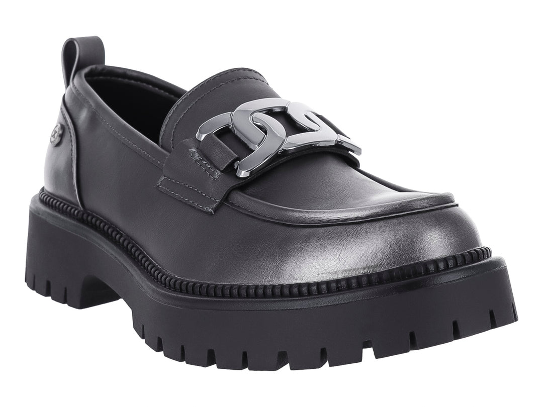 Zapato mocasín color plomo con suela track negra y detalle metálico en el empeine.